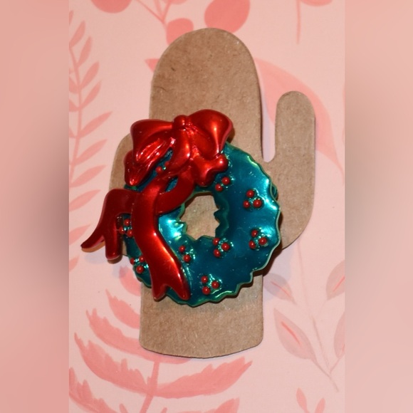 Holiday Wreath Pin - Picture 1 of 2